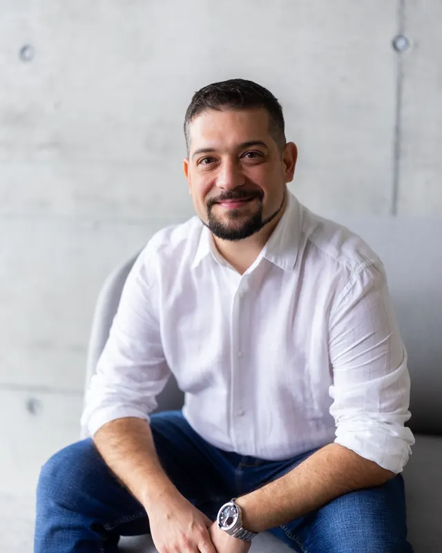 Giuseppe Crescimanno auf einem Sofa sitzend