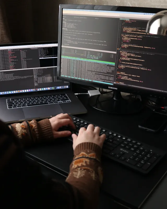 Tastatur und Code als Symbol für Software Entwicklung